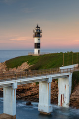 Puente de Illa Pancha y su faro moderno.