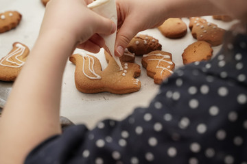 enfant fait des biscuits