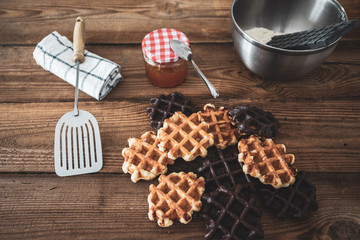 des gaufres liégeoises et de la confiture sur une table en bois