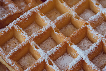 macro sur une gaufre avec du sucre blanc saupoudré