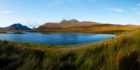 Naklejka premium Idyllic scenery with a mountain range and a lake in Scotland