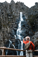 Obraz premium tourist man en route along a path seeing the natural landscape