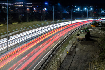Nocne zdjęcia autostrady na długim czasie naświetlania