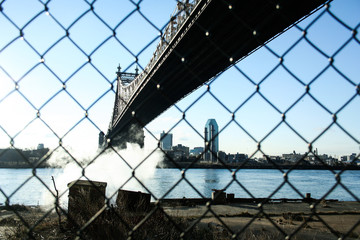 Obraz premium New York Bridge through Fence
