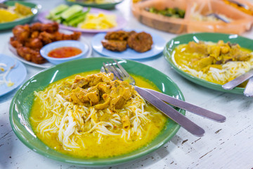 Kanomjeen rice noodle with thai curry with chicken