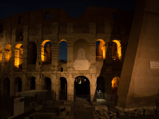 coliseo romano en una noche despejada