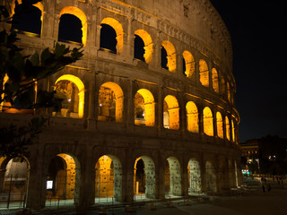 Naklejka premium coliseo romano en una noche despejada