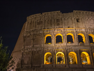 Naklejka premium coliseo romano en una noche despejada
