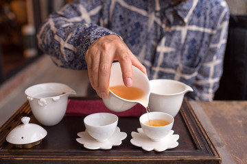 Chinese tea ceremony at traditional tea house in Jiufen, Taiwan　台湾・九份の茶藝館 お茶を注ぐ手