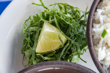 Lemon over the cabbage on the plate