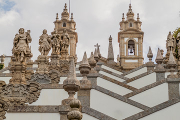 Obraz premium Barokowe schody prowadzące do sanktuarium Bom Jesus do Monte niedaleko Bragi w Portugalii