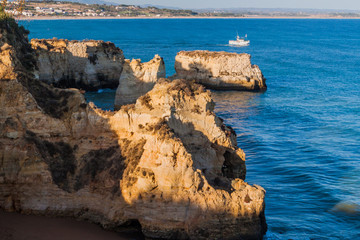 Obraz premium Rocky cliffs near Lagos, Portugal