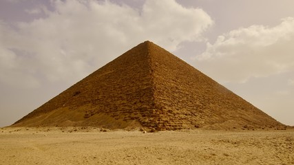 Fototapeta na wymiar Rote Pyramide