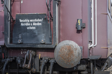 tafel auf der rueckseite von einem zug