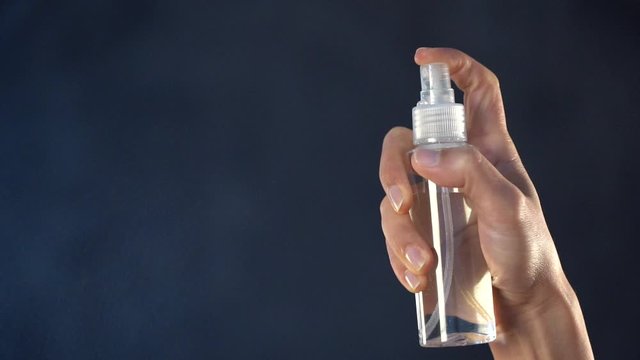 スプレーを噴射する風景