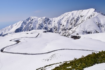 Obraz premium Spring scenery in Tateyama alpine route, Japan