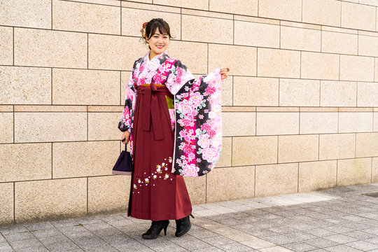 小振袖と袴姿の女性