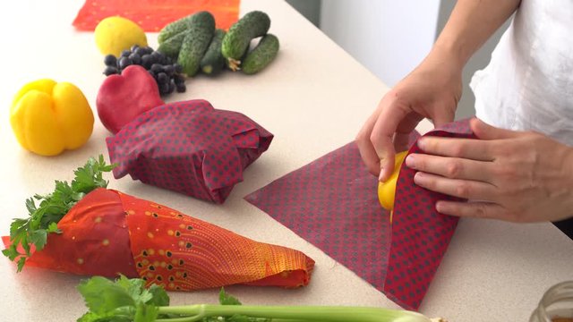 Beeswax wrap is a reusable and sustainable alternative to plastic wrap and single-use plastic. It has the ability to counteract environmental issues such as plastic pollution and food wastage