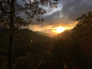 Fototapeta premium montañas pintadas en dorado