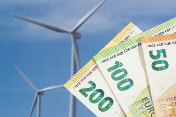 Ein Windrad und Euro Geldscheine