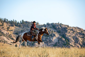 horseback riding in mountains