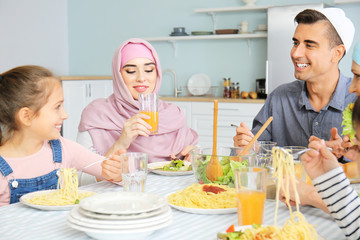 Obraz na płótnie Canvas Muslim family having dinner at home
