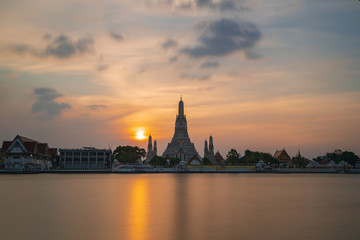 Fototapeta na wymiar The most beautiful Viewpoint, Wat Arun Ratchawaram Ratchaworamawihan at sunset twilight sky, Bangkok,Thailand