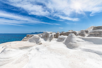 Die weißen Kreidefelsen unter blauem Himmel bei Sarakiniko auf der vukanischen Insel Milos, Kykladen, Griechenland 