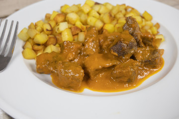 sauté de boeuf sauce tomate et pommes de terre rissolées