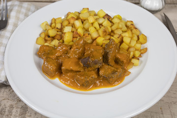 sauté de boeuf sauce tomate et pommes de terre rissolées