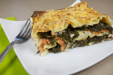 lasagne au saumon et épinards dans une assiette