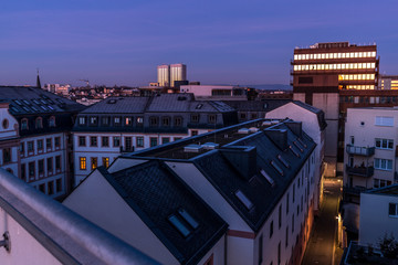 Morgensonne spiegelt sich in Fensterfront