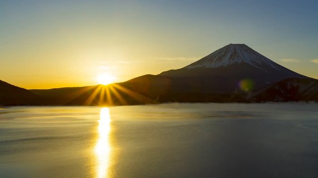 真冬の富士山と日の出、山梨県本栖湖にて