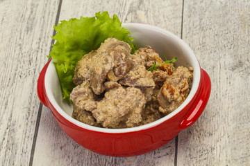 Chicken liver with cream and dry tomatoes