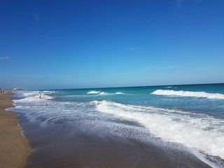 Fototapeta na wymiar ocean waves and wet sand at beach