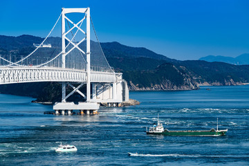 大鳴門橋渦潮の海峡を通過する船舶