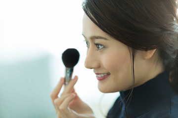 若い女性　メイク