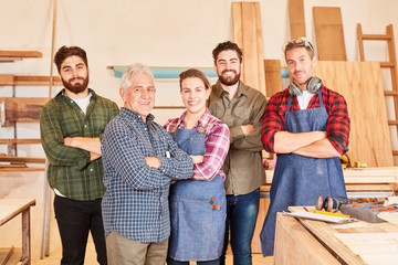 Erfolgreiches Handwerker Team in Werkstatt