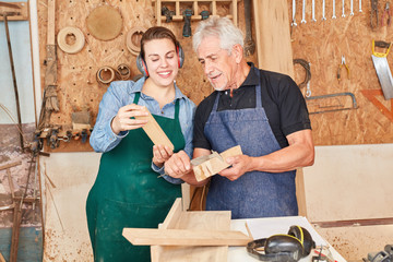 Schreiner Meister und Azubi in der Werkstatt