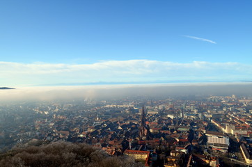 Obraz premium Freiburg bei sonnigem Nebel