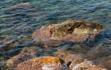 Vulkangestein und klares Meerwasser an der Küste Insel Nisyros Griechenland