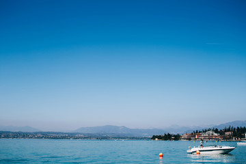 Fototapeta na wymiar Motorboot auf dem Gardasee