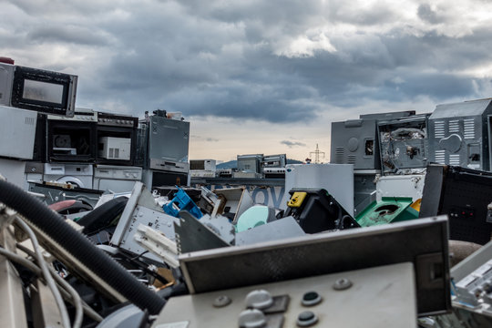 ELEKTROSCHROTT . ELECTRONIC WASTE