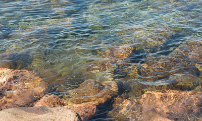 Vulkangestein und klares Meerwasser an der Küste Insel Nisyros Griechenland