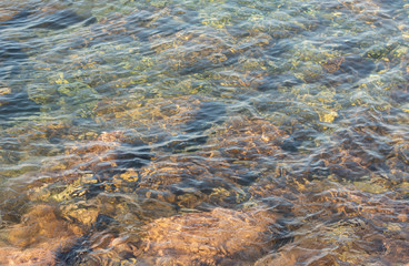 Vulkangestein und klares Meerwasser an der Küste Insel Nisyros Griechenland