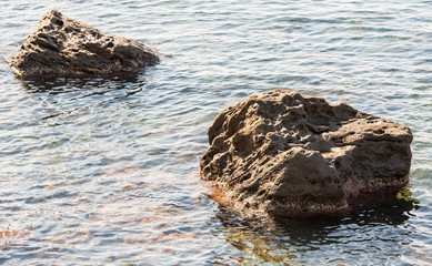 Vulkangestein und klares Meerwasser an der Küste Insel Nisyros Griechenland