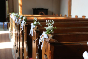 Mit Blumen geschmückte Kirchenbänke
