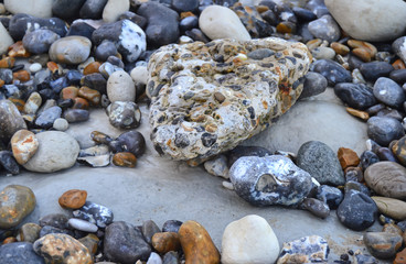 Bunte Steine in verschiedenen Größen am Strand