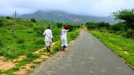 Obraz premium couple walking on country road