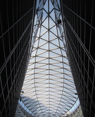 Edificio moderno in città - vetro e acciaio